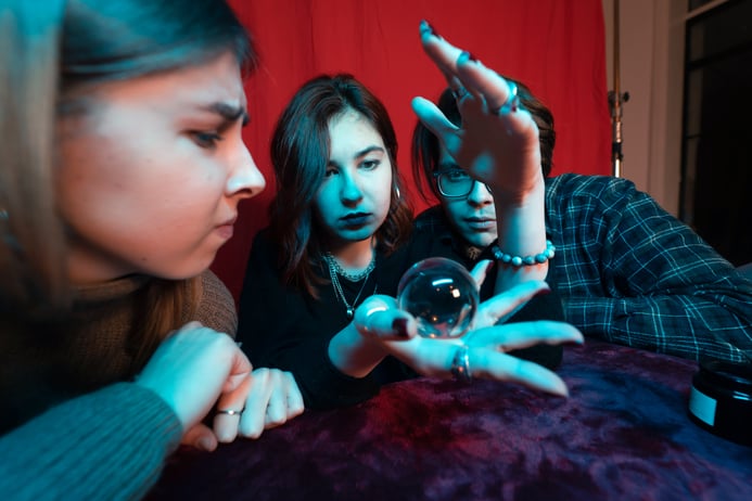 group-of-people-and-woman-fortune-teller-with-crys-X9ARUNR